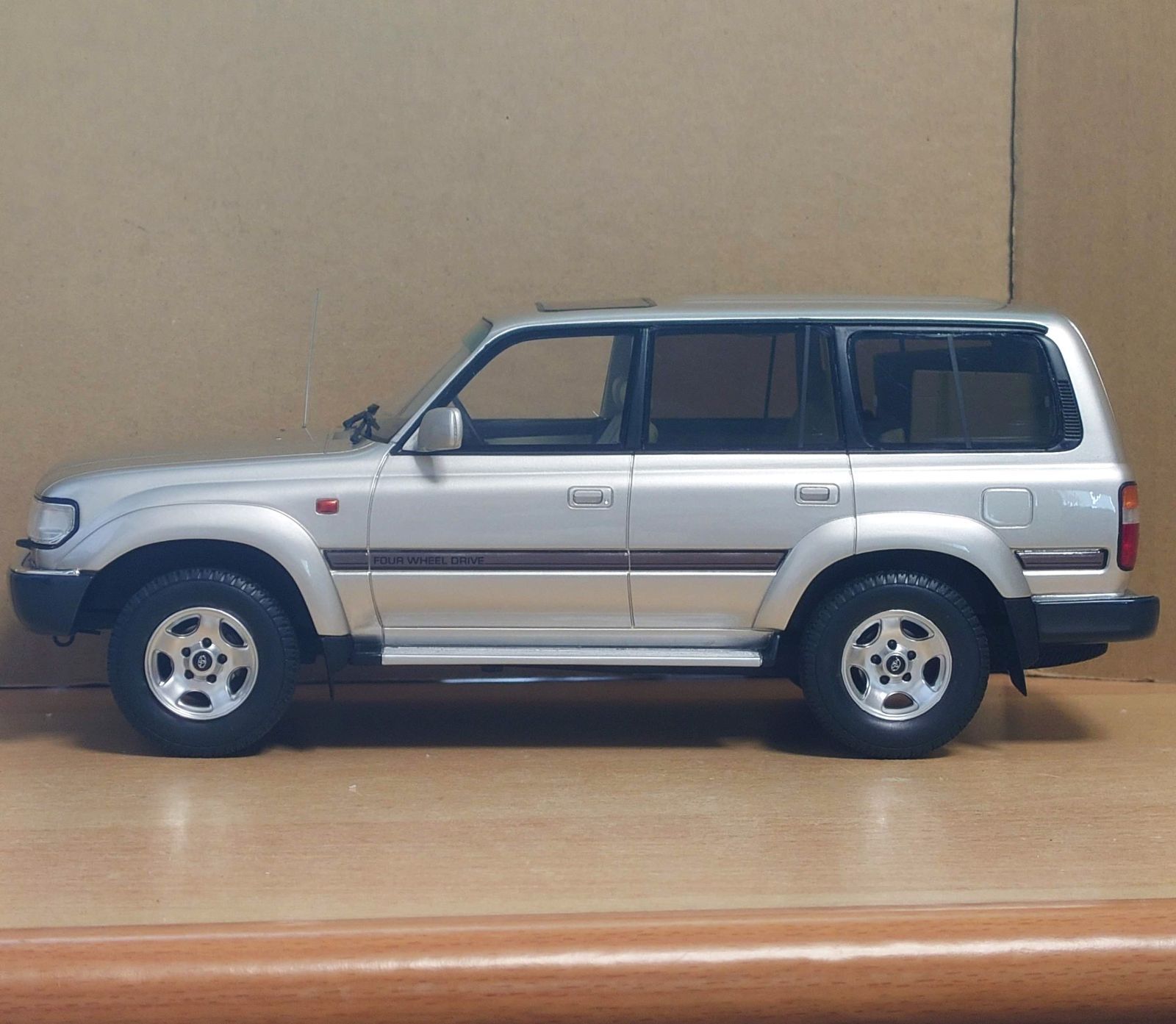 1/18 トヨタ ランドクルーザー HDJ80 1992 (ベージュ) 限定生産 1/18 トヨタ ランドクルーザー HDJ80 1992 (ベージュ) 世界限定