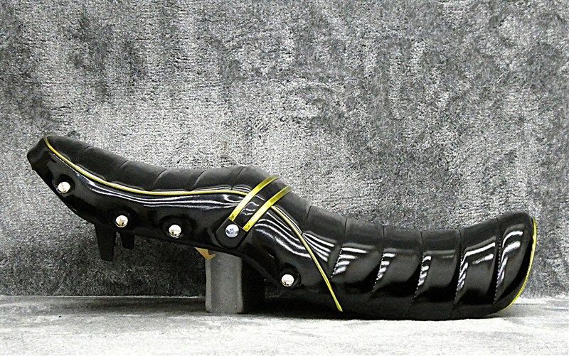 バリオスⅠ型 鋲打ち 黒金エナ タックロールシート|ブラック ゴールド リベット スタッズ ボタン エナメル 段シート あんこ抜き 完成品 ZR250A ダブルシート へっぽこ社長