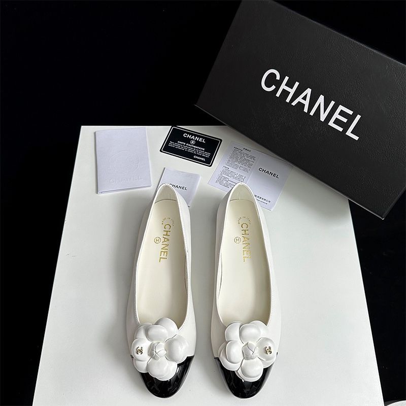 【CHANEL】ツバキのフラットシューズ（白）