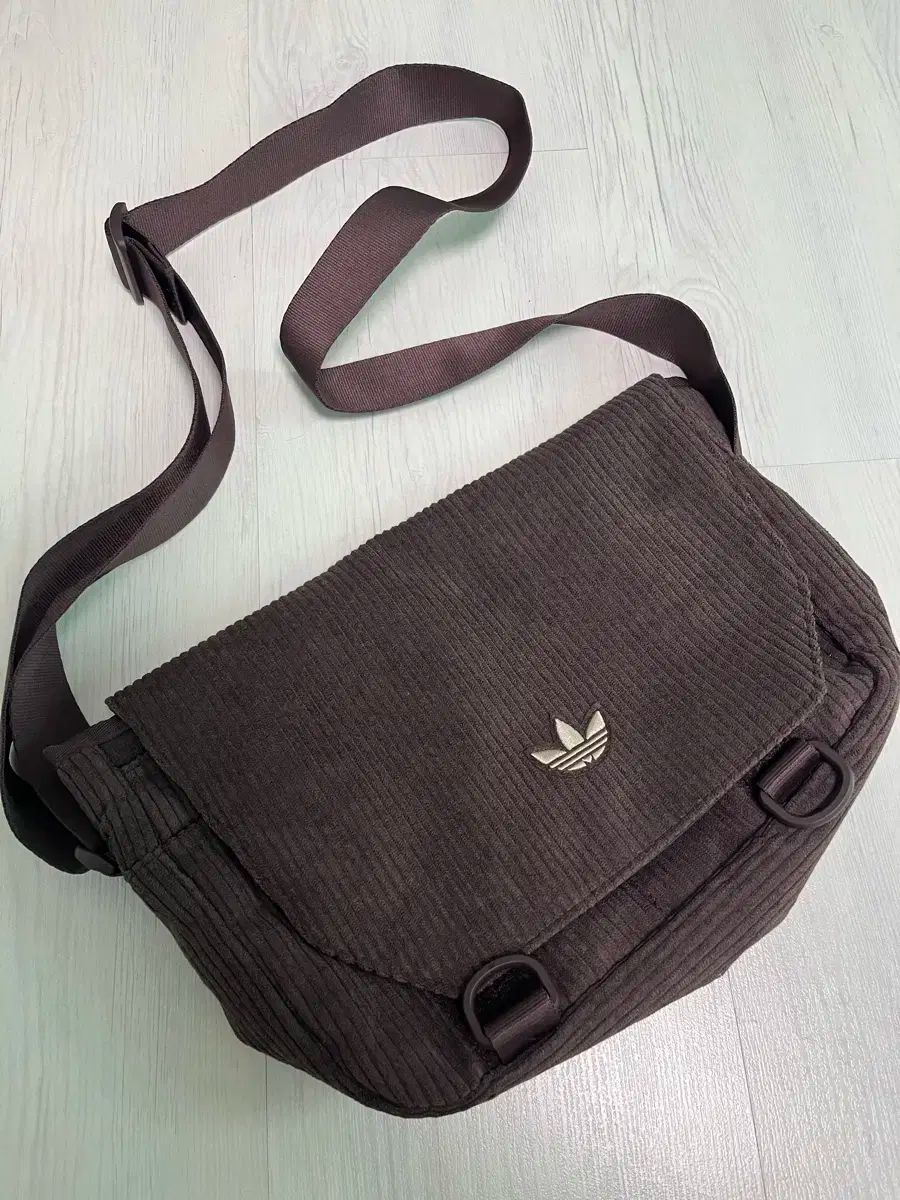 アディダス コーデュロイ メッセンジャー ショルダー バック
