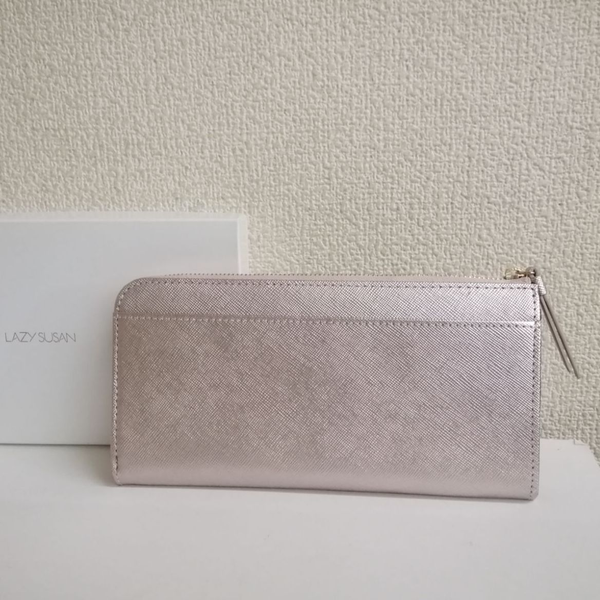 未使用 LAZY SUSAN レイジースーザン L字 長財布 薄ピンク ラメ - メルカリ 未使用 LAZY SUSAN レイジースーザン L字 長財布 薄ピンク ラメ - メルカリ