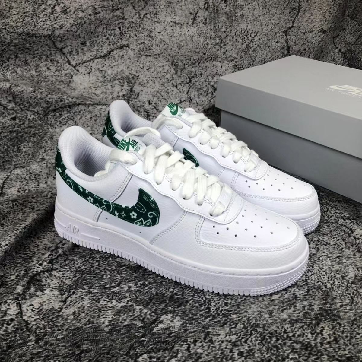 ナイキ エアフォース1 07 エッセンシャル ペイズリー NIKE WMNS AIR FORCE 1 07 ESSENTIALS WHITE GREEN PAISLEY DH4406-102 スニーカー