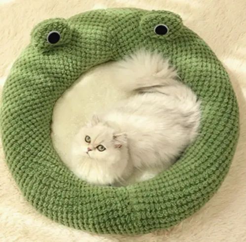 カエルの形をしたペットベッドは 猫や小型犬に適しており ぬいぐるみのようなデザイン 快適な丸い落ち着く巣 深い眠りのための そして柔らかいクッションが付いたかわいい屋内ペットラウンジチェアを備えています