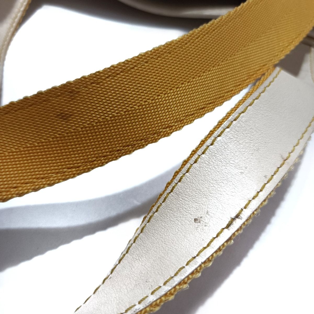 グレーベージュ×ダークイエロー×アイボリー レザー