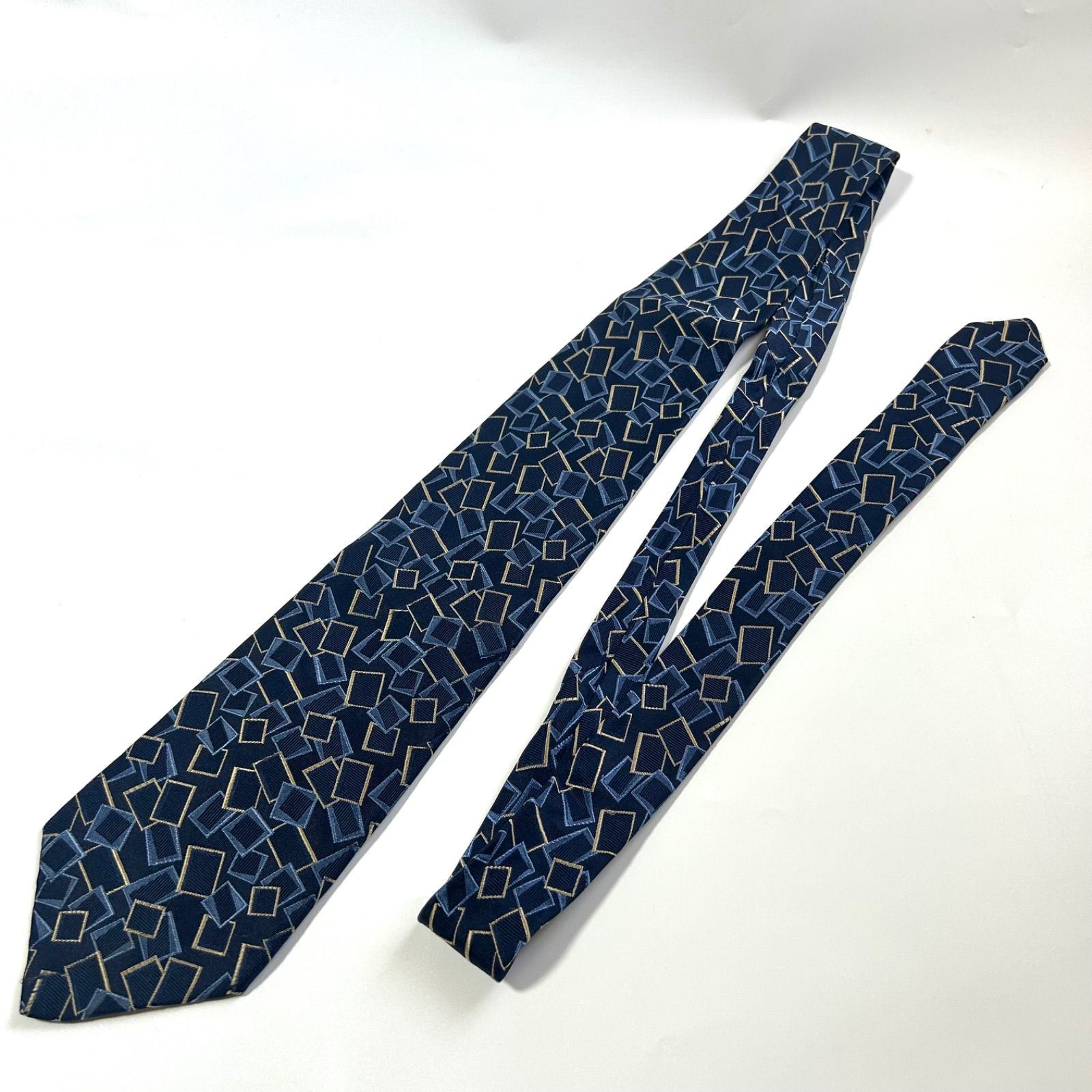 BALENCIAGA ネイビー ネクタイ Balenciaga Necktie: Sophisticated Style