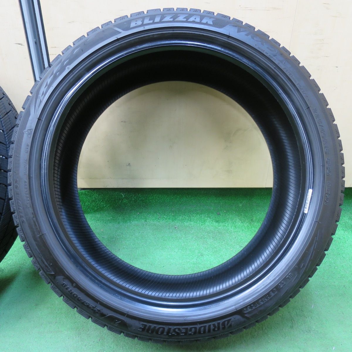 送料無料] バリ溝！23年！9.5分以上☆スタッドレス 225/40R18 