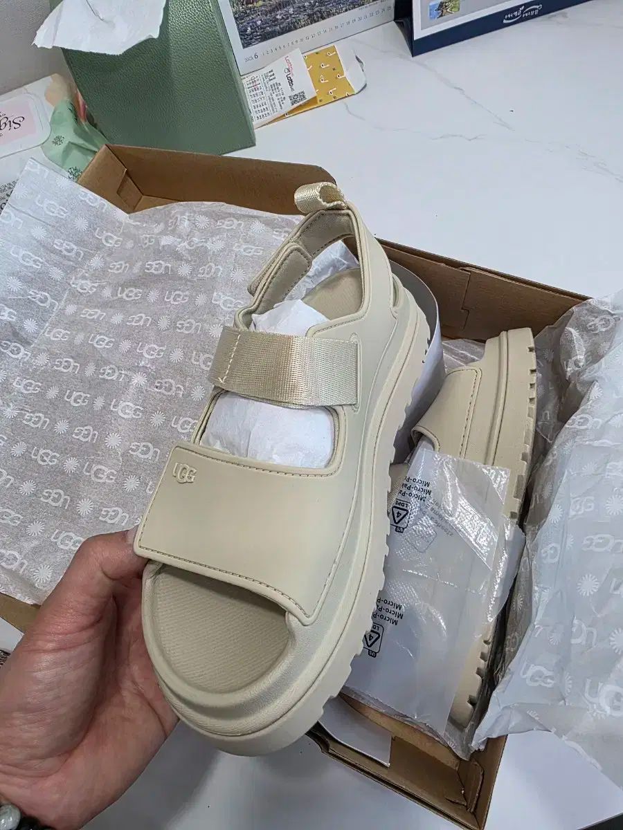 UGG アグ ゴールデングロー サンダル 235