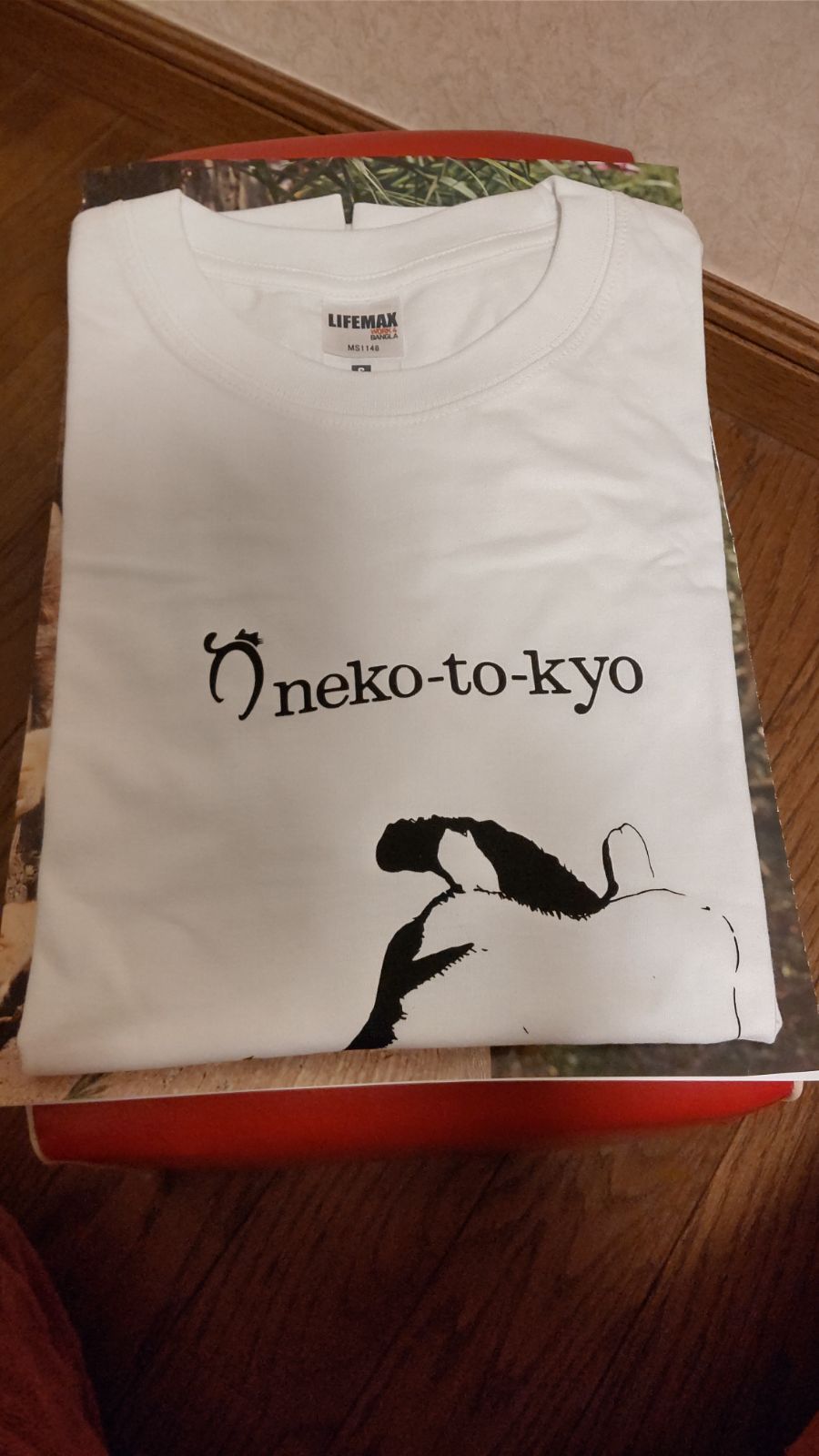 猫ひろし　直筆サイン入りTシャツ 写真集 x 写殺Tシャツ (サイン付き) – Shasatsu.com