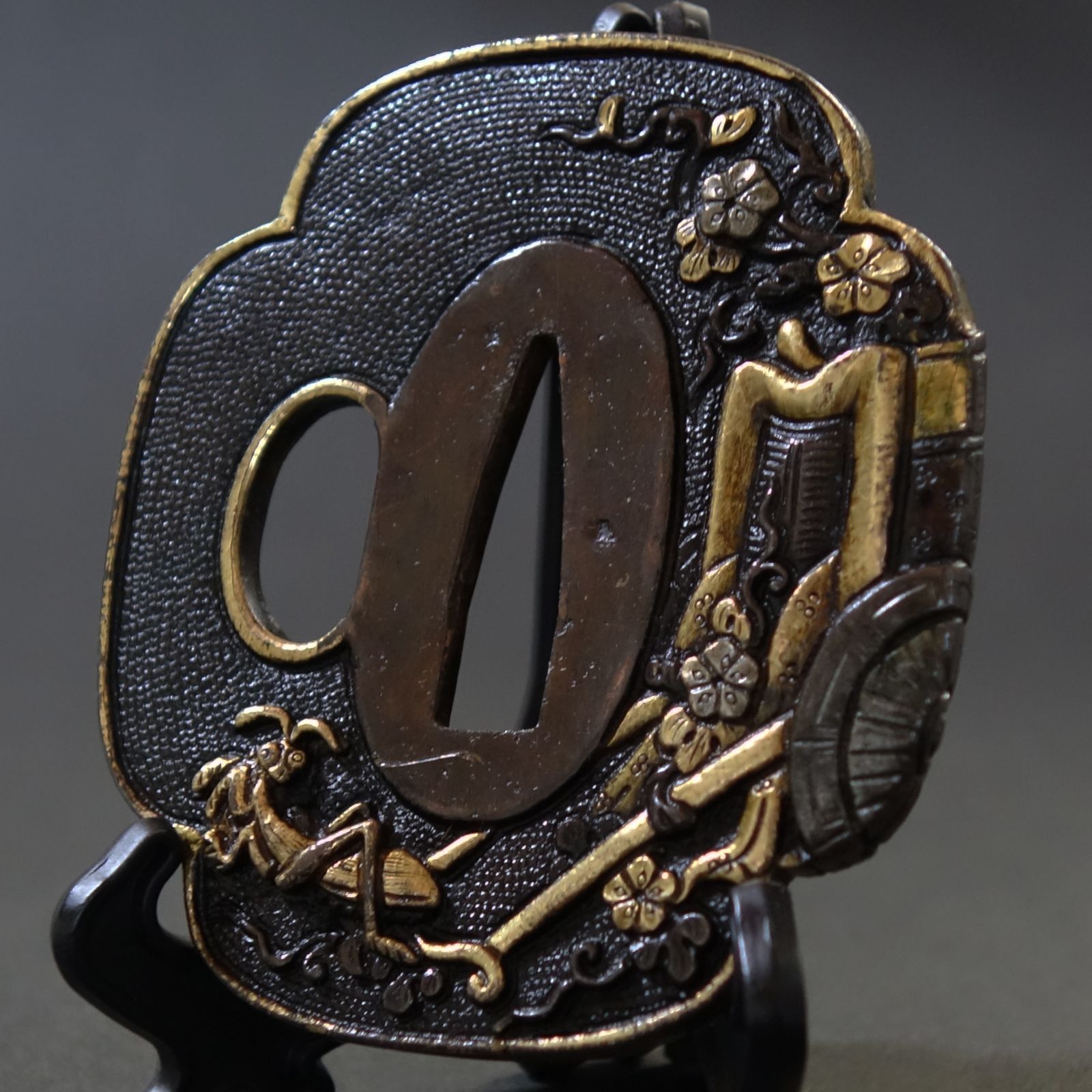 円形鍔 梅・桜透かし 放射状やすり 武具 ツバ かわいい鍔 つば