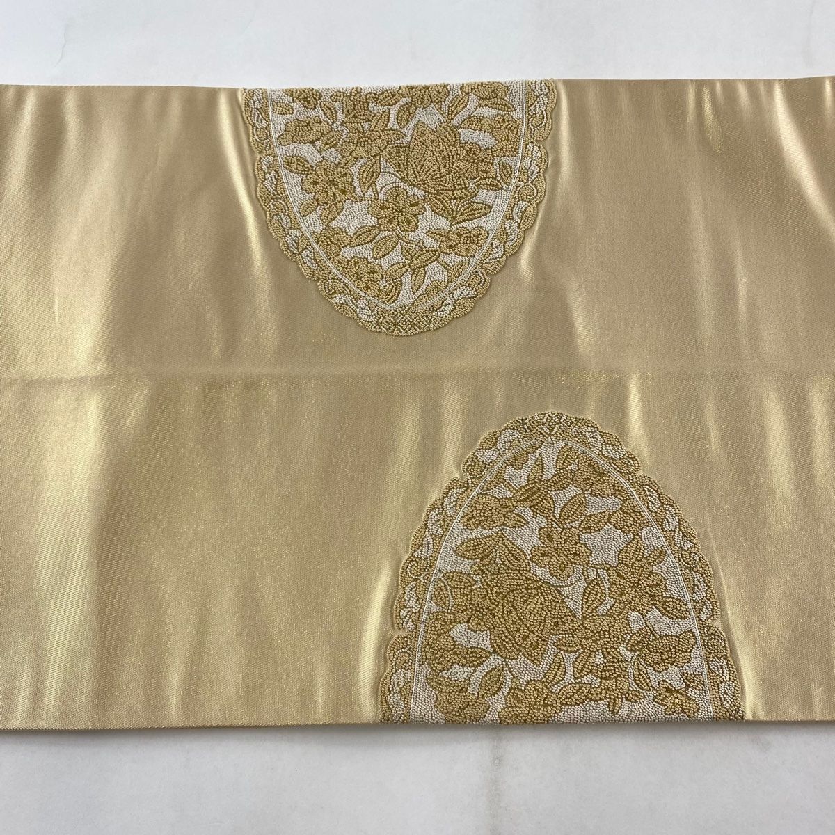 袋帯 名品 蝶 草花 相良刺繍 金糸 ベージュ お太鼓柄 正絹 【中古