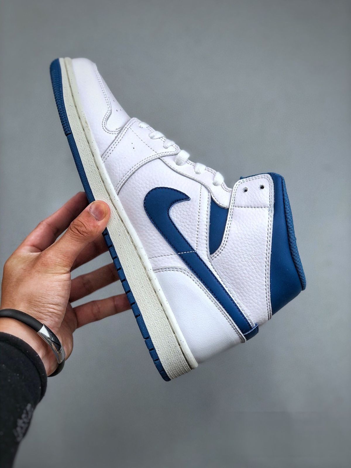 NIKE Air Jordan 1 MID 25.0㎝　レディース　スニーカー ☆ナイキ☆ WMNS AIR JORDAN 1 Mid Strawberries And Cream