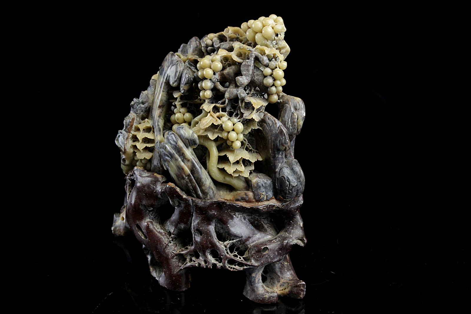 中国古玩 玉製 葡萄彫刻置物 23cm 3170g 寿山石 唐物骨董 楾 F592.7