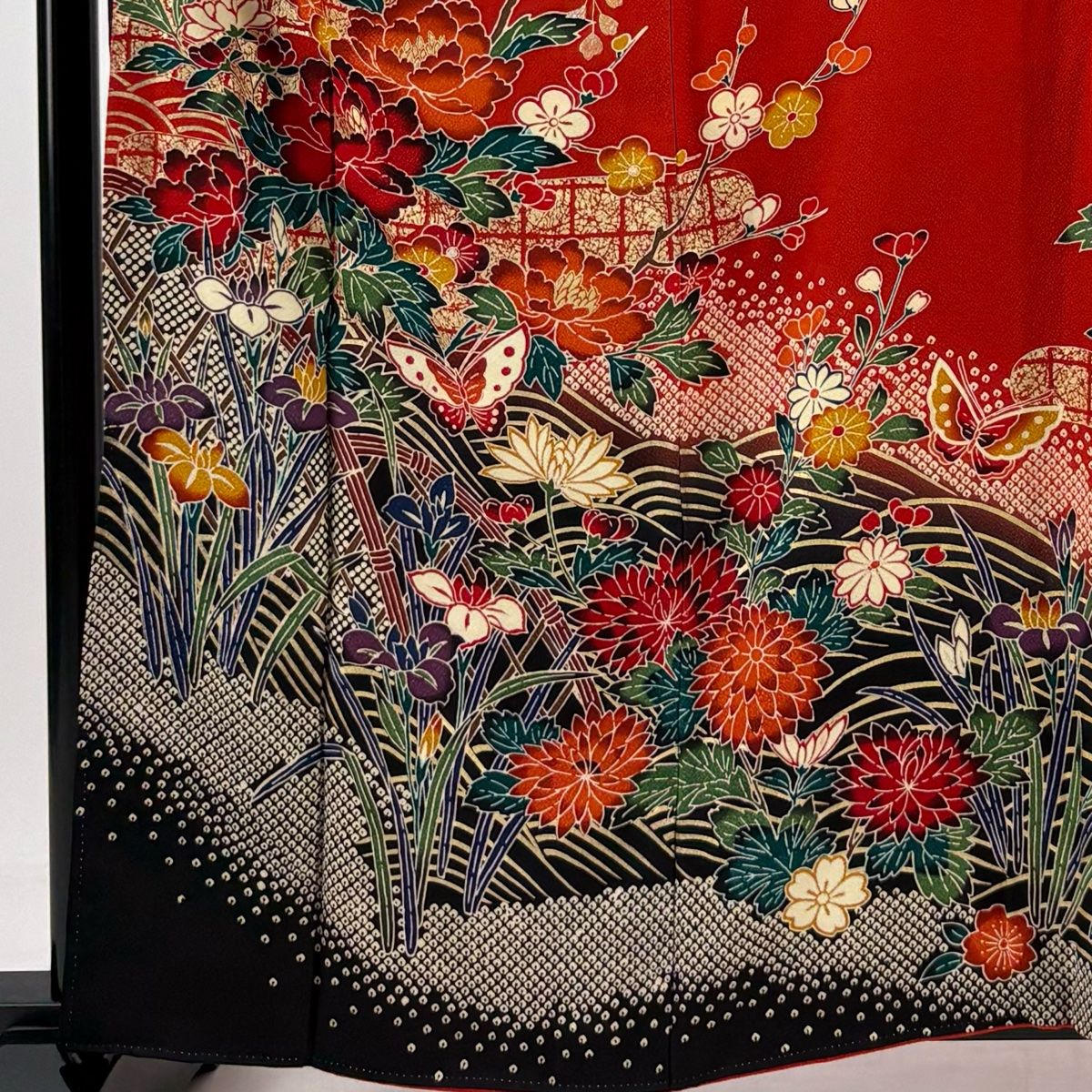 振袖 身丈162cm 裄丈64.5cm M 袷 草花 蝶 金銀彩 染め分け 赤 正絹 名品