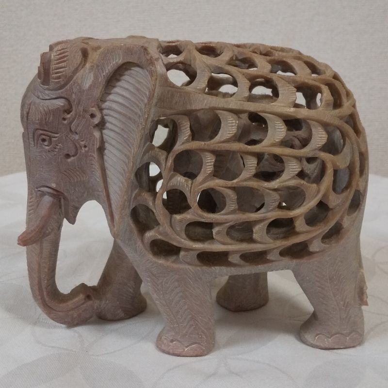 インド工芸品インド象透かし彫り入り子象細工石象縁起物置物