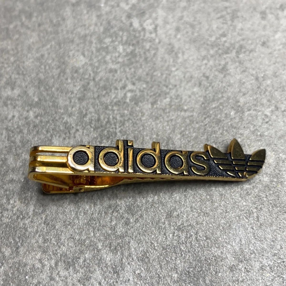 adidas ヴィンテージ ネクタイピン ゴールド色