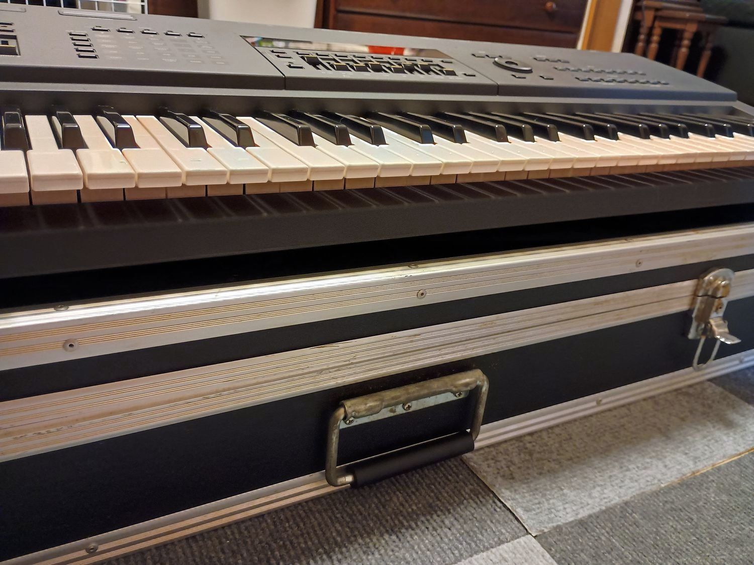 超人気デザイン YAMAHA SY85｜デジタルシンセサイザー｜USBドライブ換装済 整備済 ハードケース付