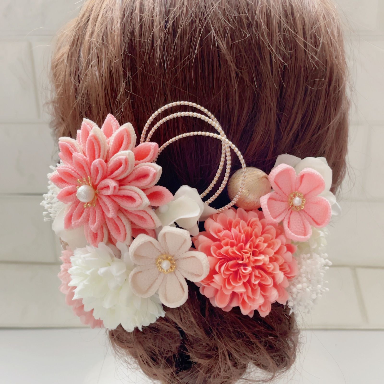 つまみ細工の花パーツ　二つダリアと小花　桃小豆色と朝焼け色 つまみ細工 ダリア ピンク ダリア 白ピンク つまみ細工 髪飾り 白と