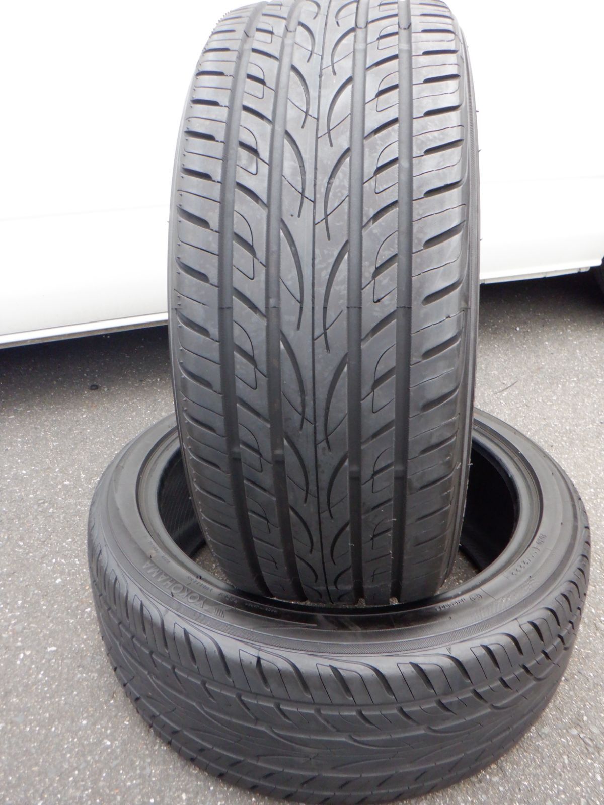 バリ山 215 45R18 ２本 ヨコハマ AVIDエンビガー ノア ヴォクシー レガシィ エクシーガ マツダ３ アクセラ ボルボC30等に