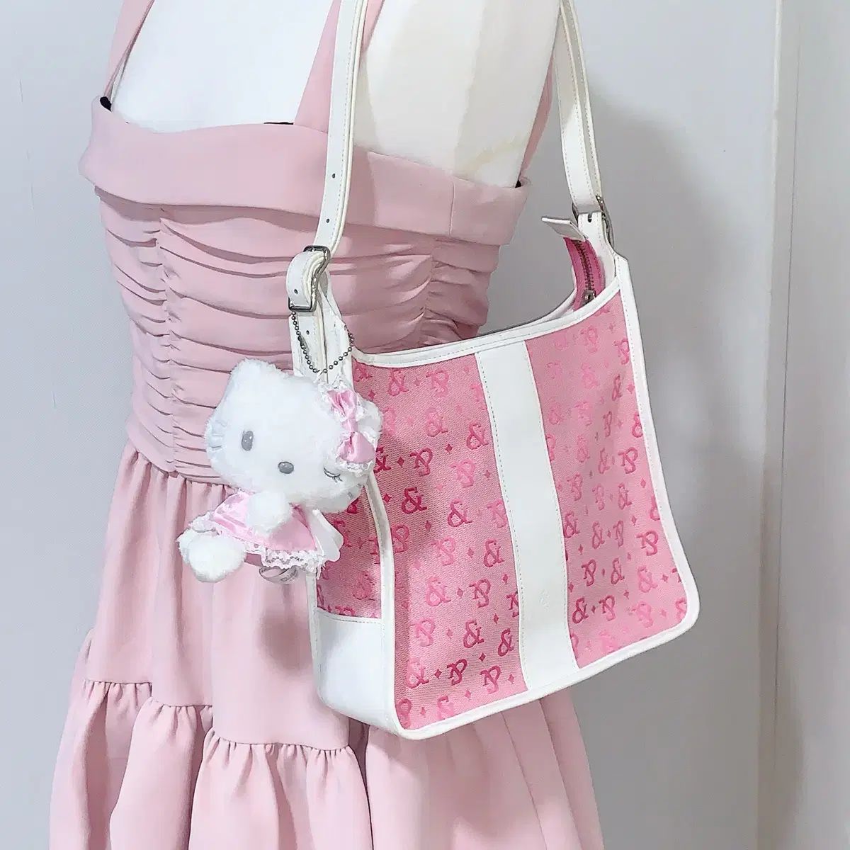 【雷市場（ポンジャン）商品韓国直送】 Sanrio(サンリオ) ウィンクキティ 人形 ストラップ