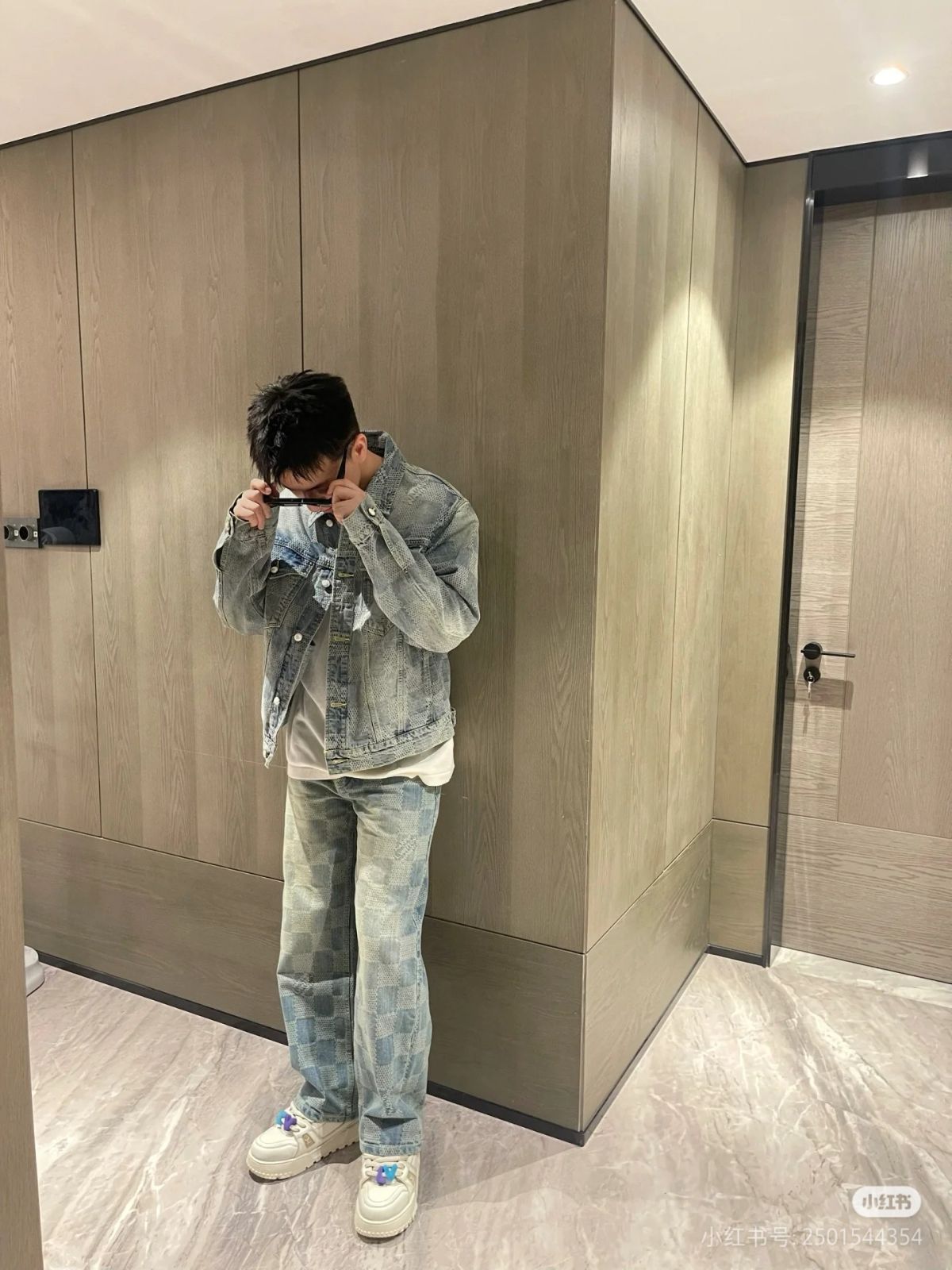 ルイ ヴィトン LOUIS VUITTON チェッカーボード柄のジーンズ 喇叭型パンツ