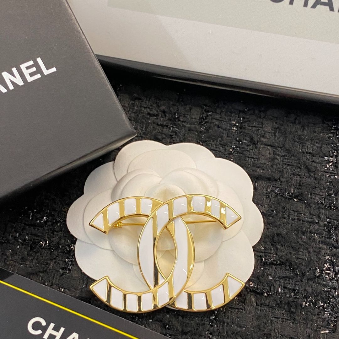 今日 CHANEL シャネル プラチナム ダブル C ブローチ ?