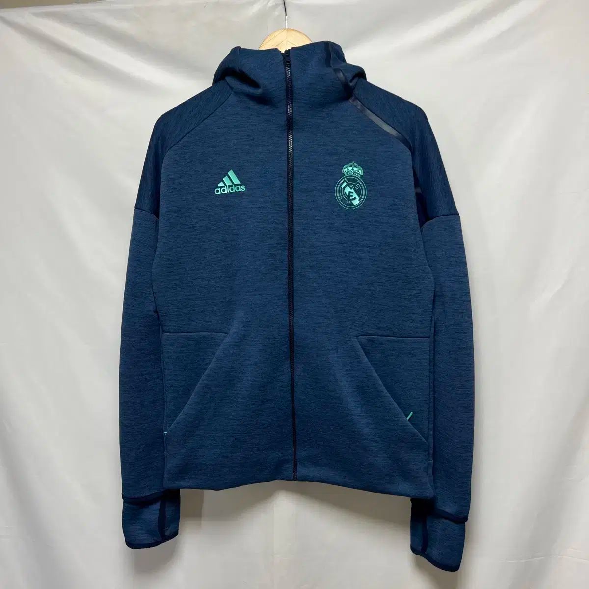 【国内未発売】adidas レアル・マドリード フード付きジャージ 140 adidas レアル・マドリード フード付きジャージ レアル・マドリード