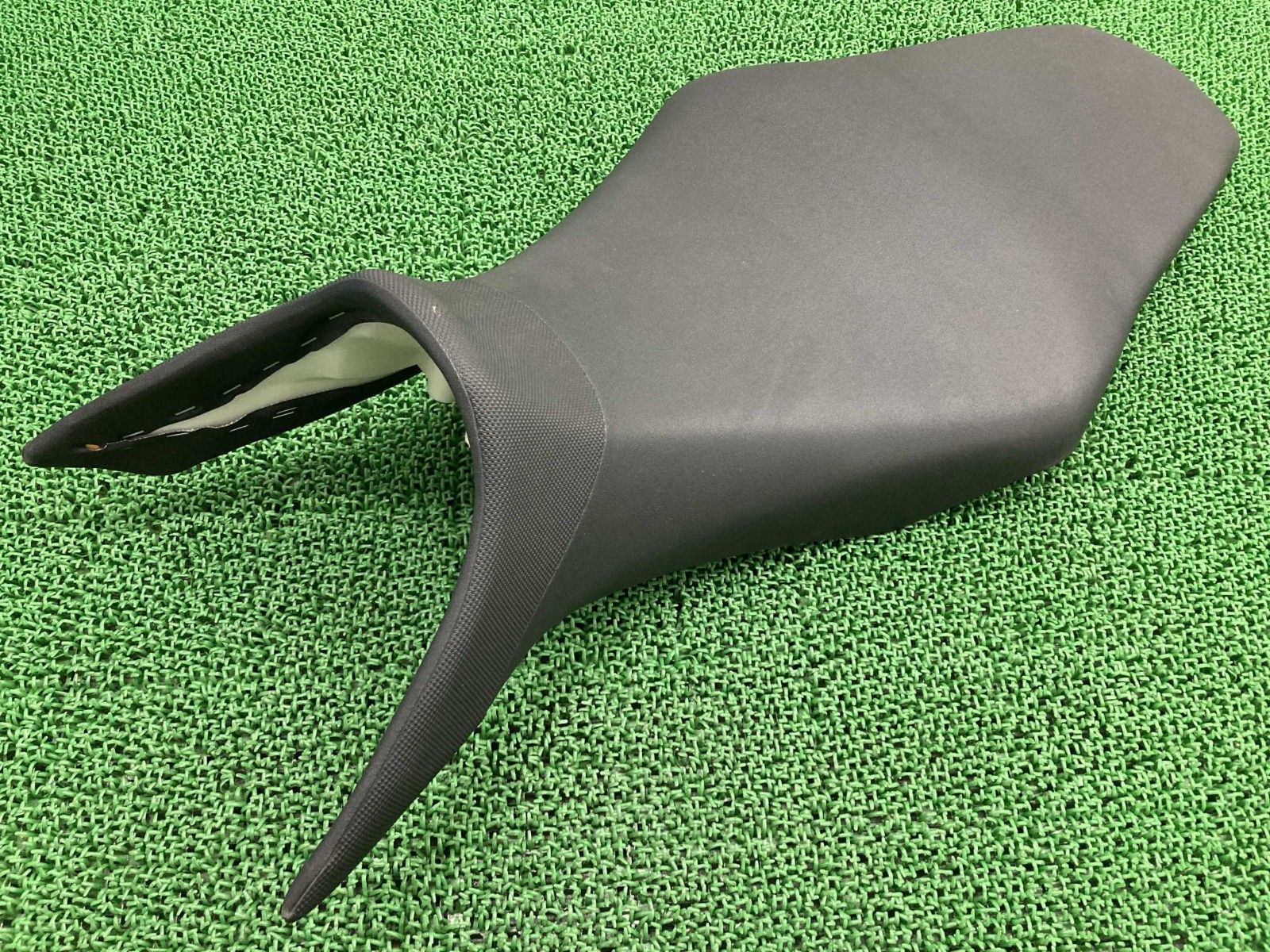 MT-09 シート 1RC ヤマハ 純正 バイク 部品 RN34J 安心のノーマル 修復素材や張り替えベースに 品薄 希少品 車検 Genuine 【中古】 62 MT-09 シート 1RC ヤマハ 純正 中古 バイク 部品 RN34J 修復素材や
