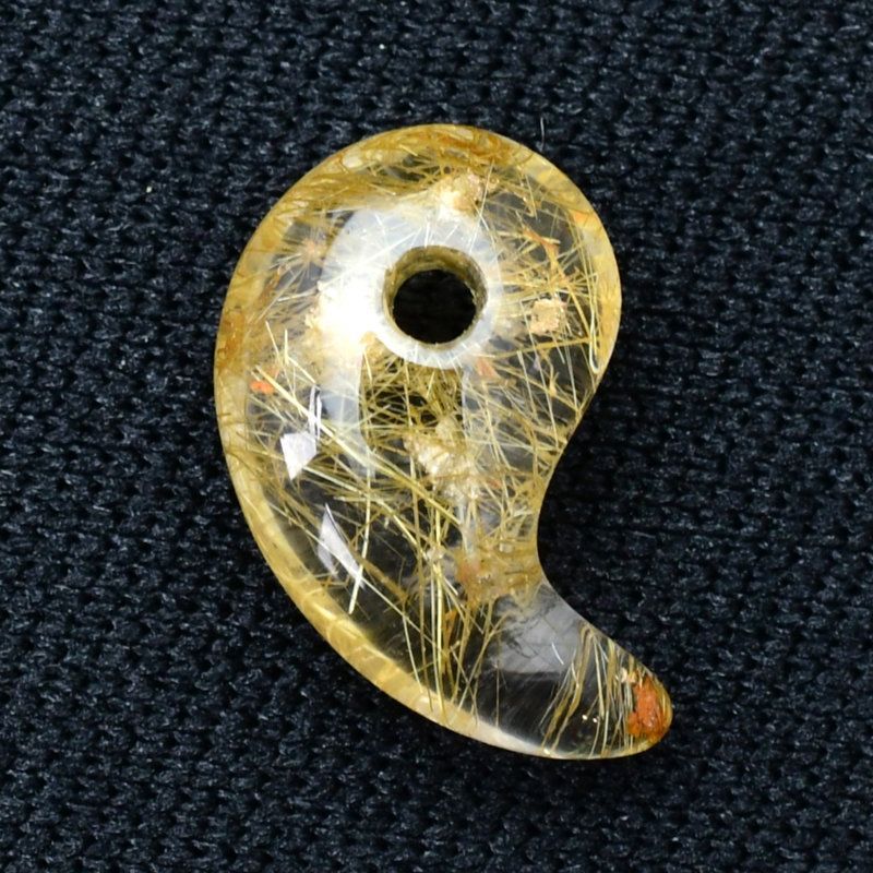 まるで小宇宙 きらめきとインクルージョンが神秘的 人気 勾玉 ゴールド ルチル クォーツ KMr65 お守り効果 力が宿る パワーストーン 勝負運 金運 目標達成 プレゼント 守護石 京海堂 天然石の卸 京の蔵