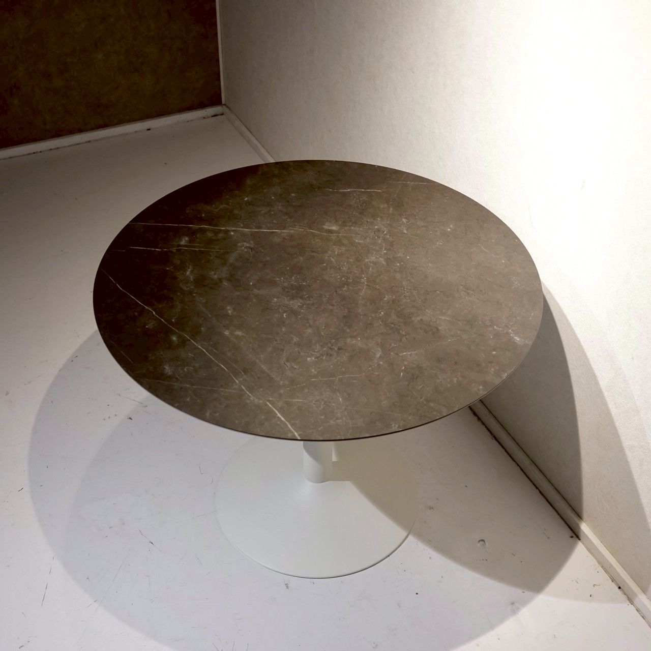 ボーコンセプト New York 円形セラミック天板ダイニングテーブル 取付