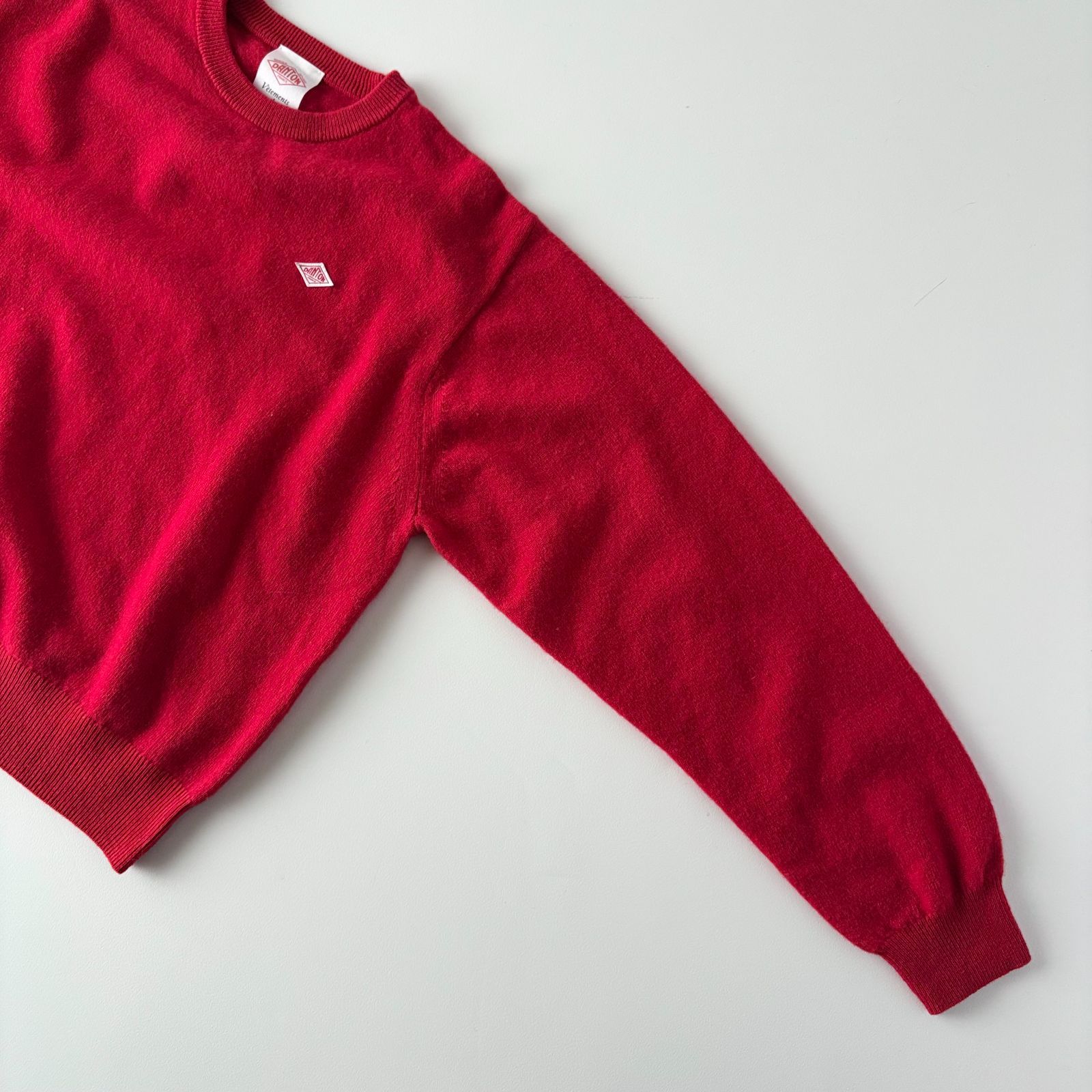 美品DANTONダントン ロゴパッチ付ラムウール100%クルーネックニット赤44 DANTON（ダントン）の「[DANTON/ダントン] ワンポイントロゴ クルー