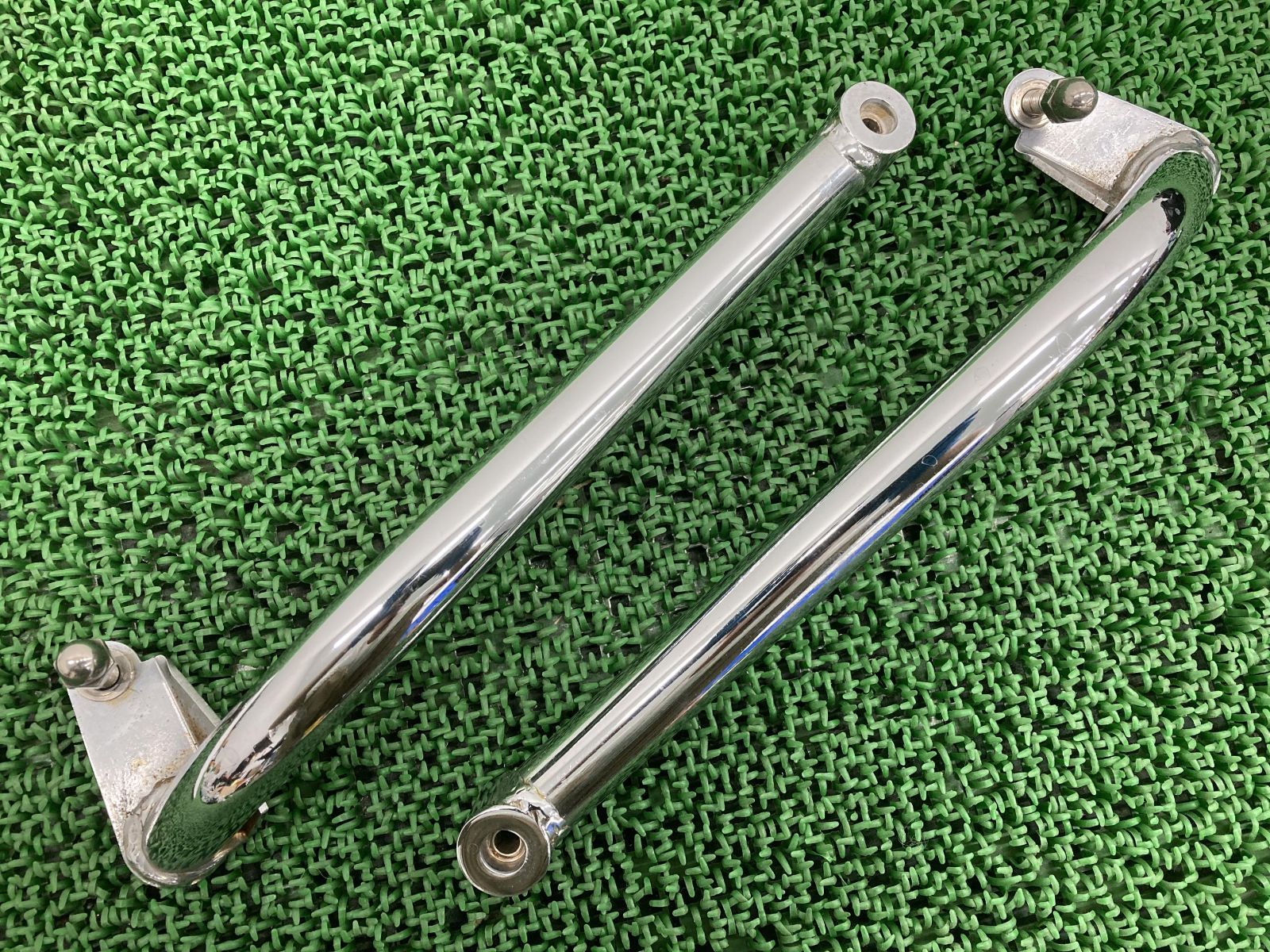 V7クラシック グラブバ― 左右 モトグッチ 純正 中古 バイク 部品 ZGULW00018M112*** タンデムグリップ アシストグリップ 曲がり無し 品薄