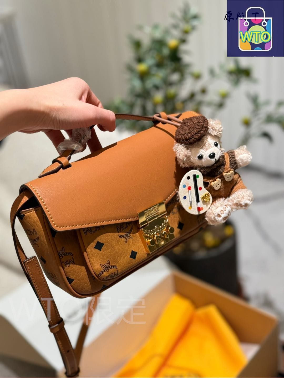 ＭＣＭメッセンジャーバック Medium Aren Messenger in Visetos Black | MCM ®US