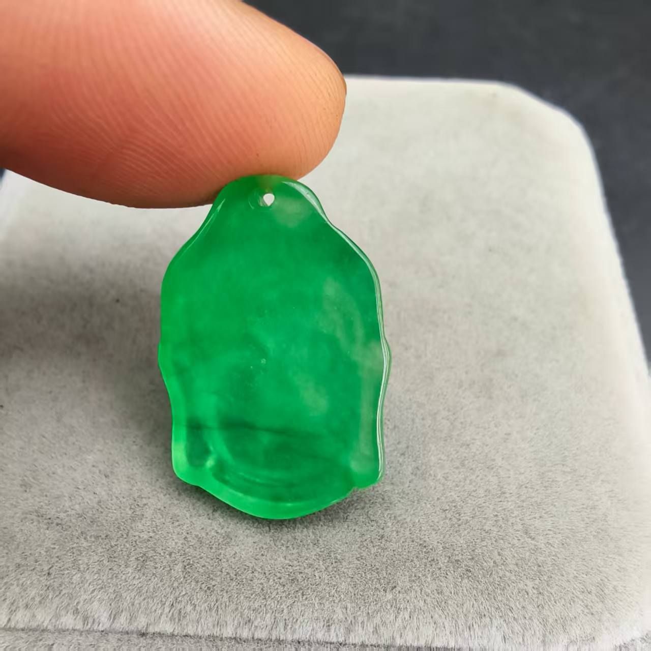 中国古玩　翡翠の彫刻 中国古玩 翡翠の彫刻 中国美術 古玩 翡翠鯉彫刻 2体セット