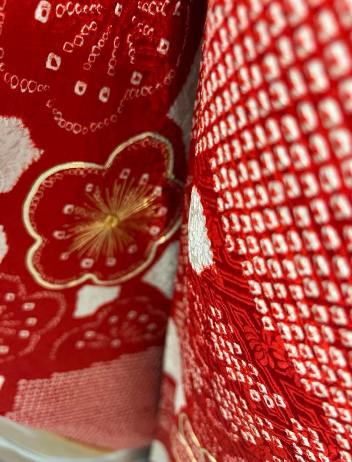 金駒刺繍入り　総絞り　正絹振袖 赤と白 花柄 豪華刺繍　成人式　和装小物セット 金駒刺繍入り総絞り正絹振袖 赤と白 花柄 豪華刺繍成人式和装小物セット