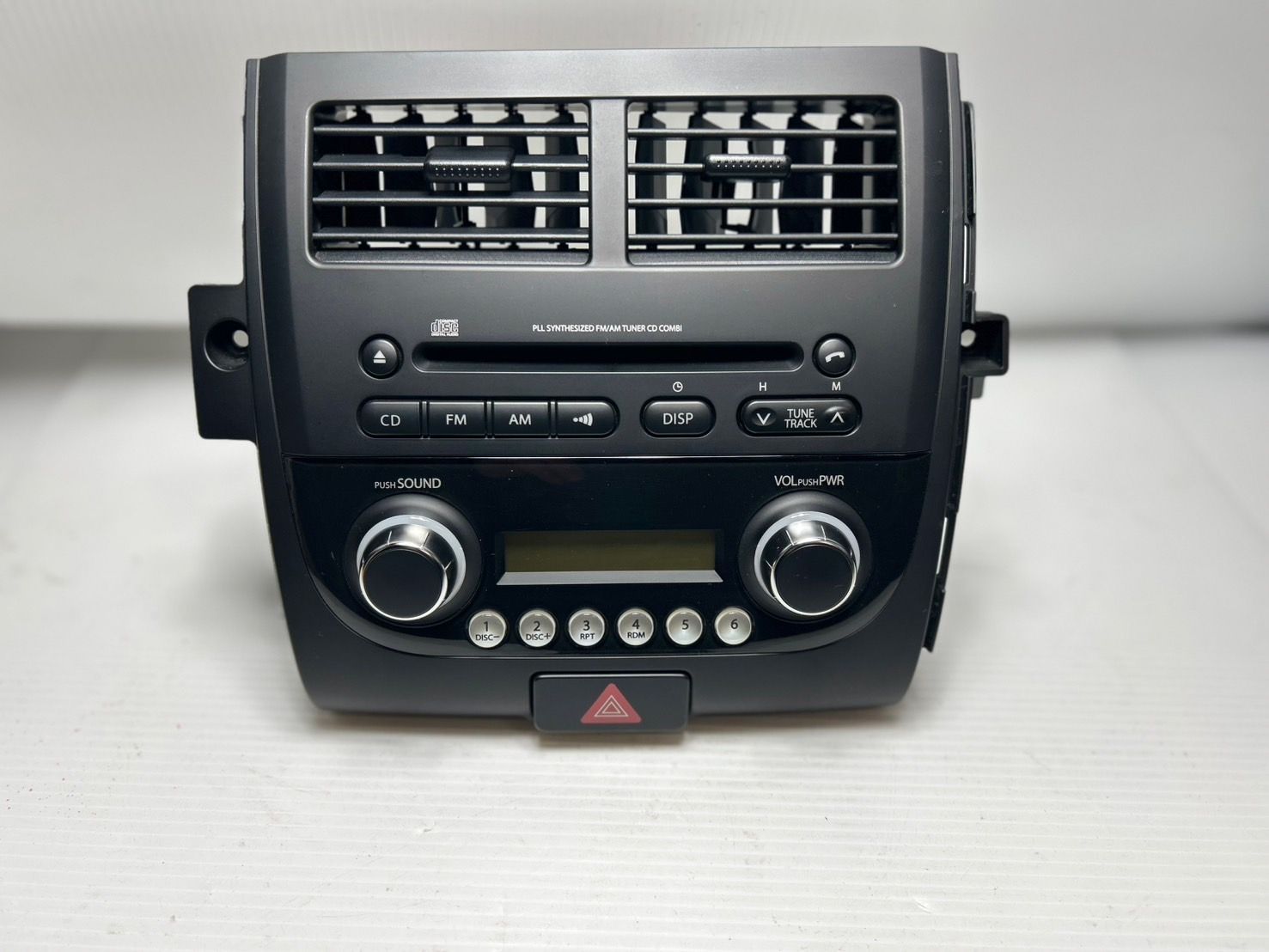 【純正品】　スズキ　セルボ　HG21S　カーオーディオ　サンヨー製　39101-66K0X-DUC　CDF-R3015A　CD　AM　FM　中古品