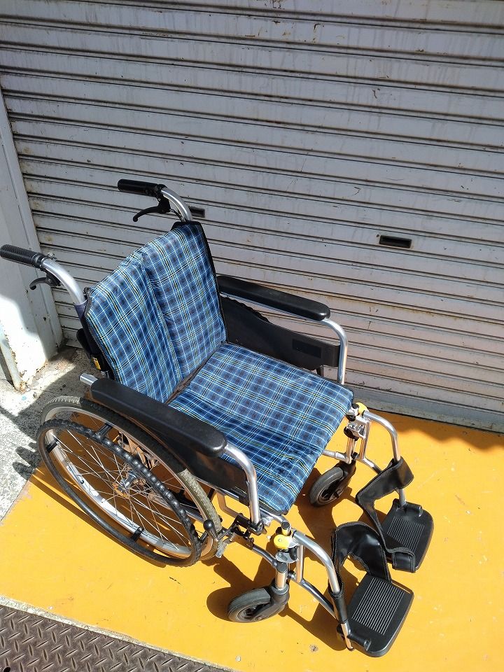 送料無料 一部地域を除く ノーパンクタイヤ使用 ミキ MIKI 自走用車いす スキット SKT-4 KM-25-0919-11