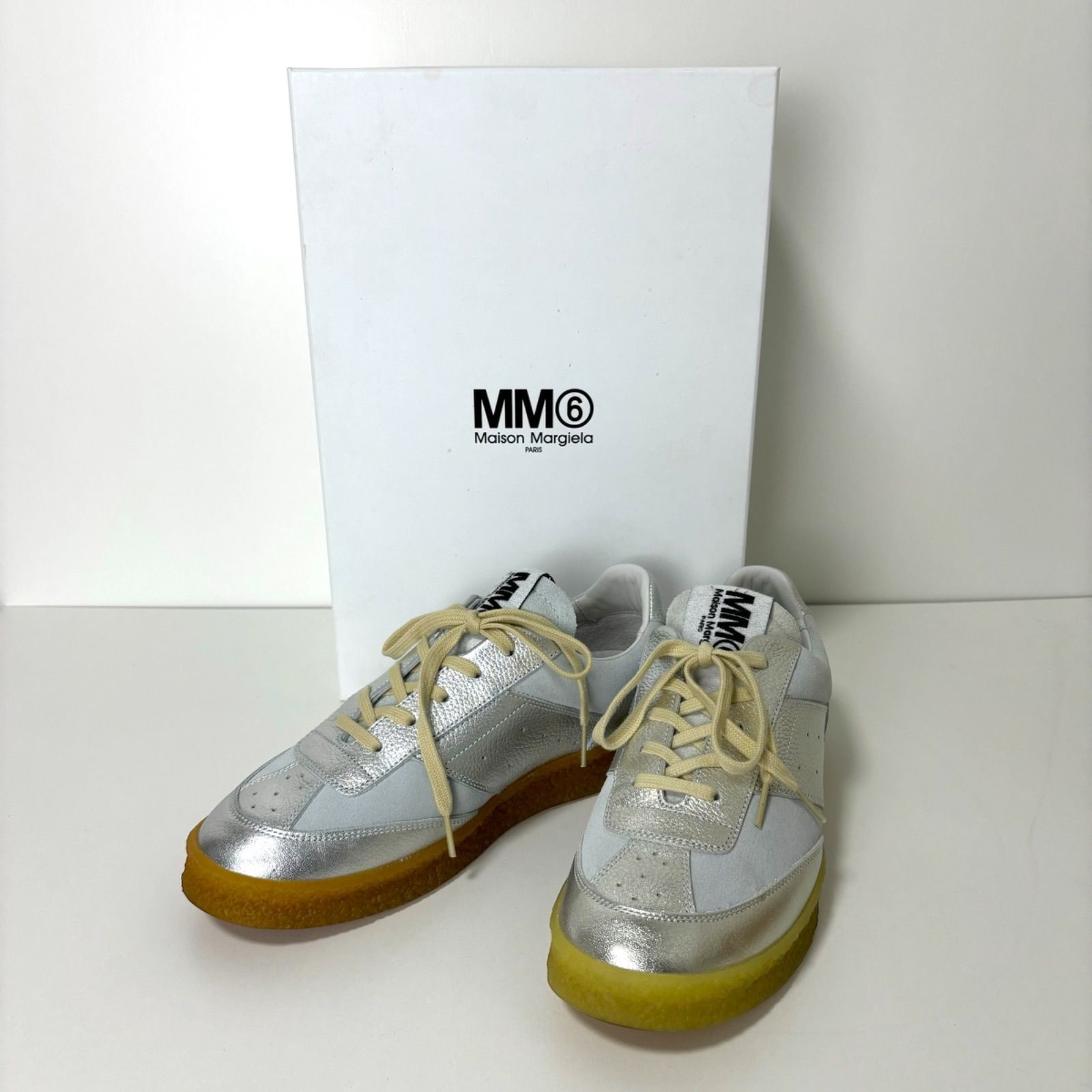 展示品 MM6 Maison Margiela メゾンマルジェラ ロゴ ジャーマントレーナー スニーカー エムエムシックス シルバー 39 - メルカリ