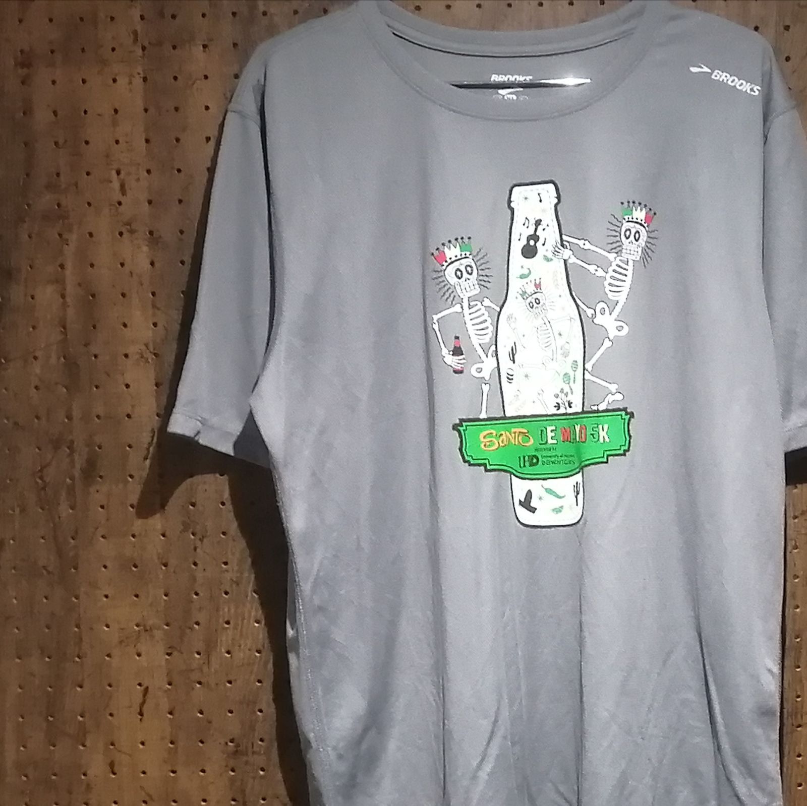 BROOKS ブルックス　「SaNTO DE MAYO 5K」両面プリントTシャツ　サイズＸＬ