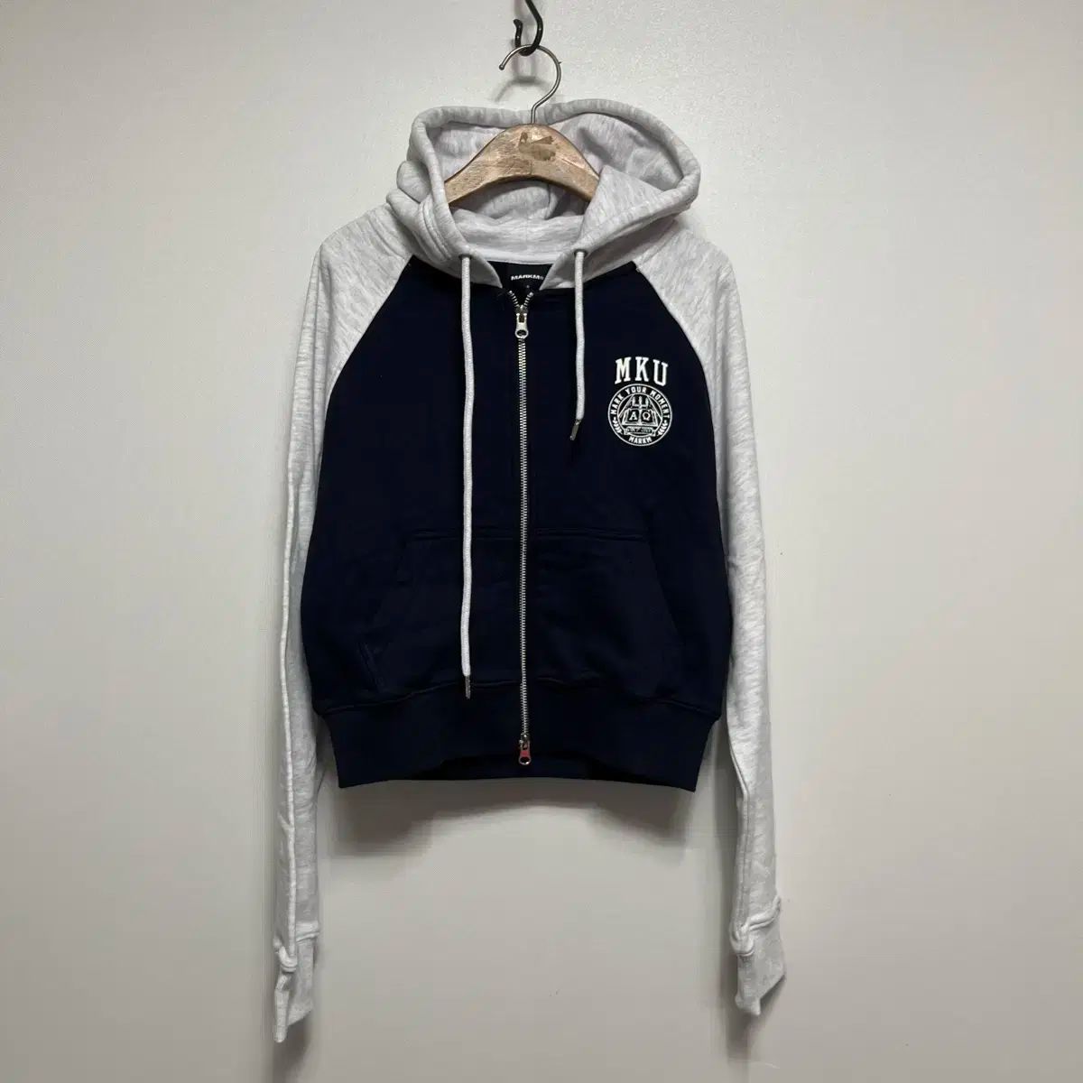 マークエム クロップド ネイビー フードジップアップ 90