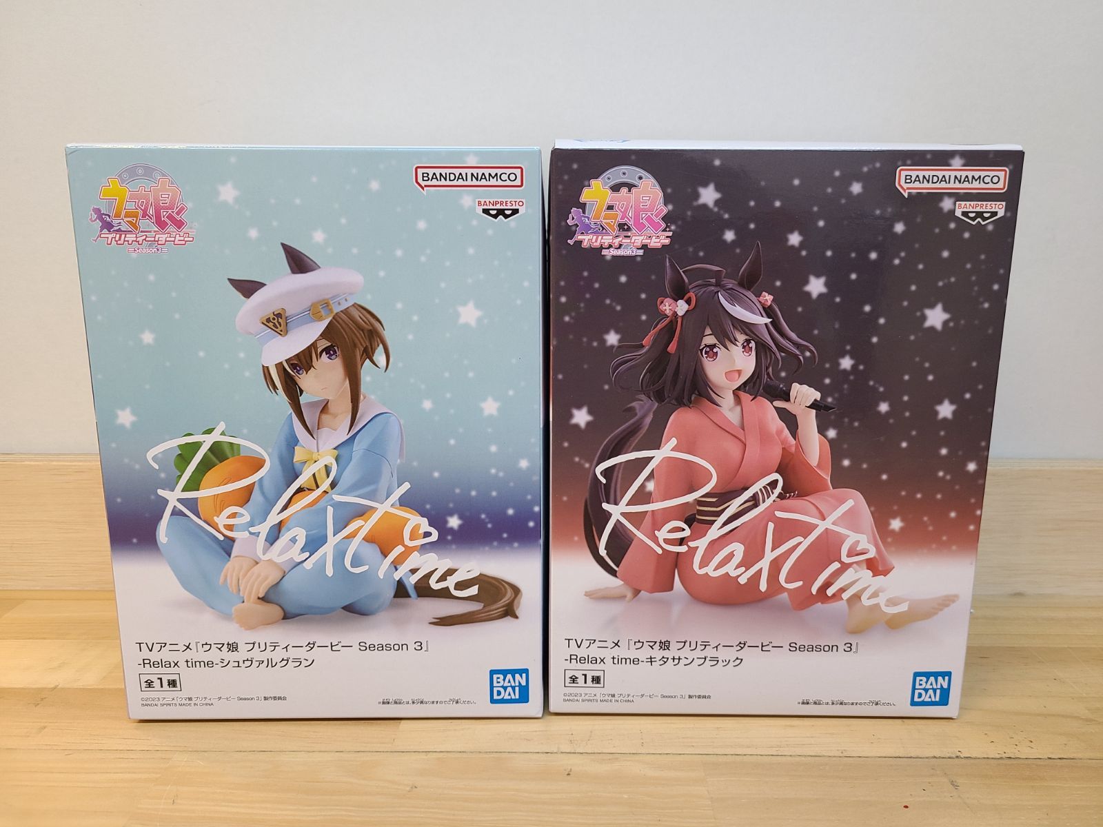 部屋着衣装のキタサンブラックとシュヴァルグランのフィギュアも