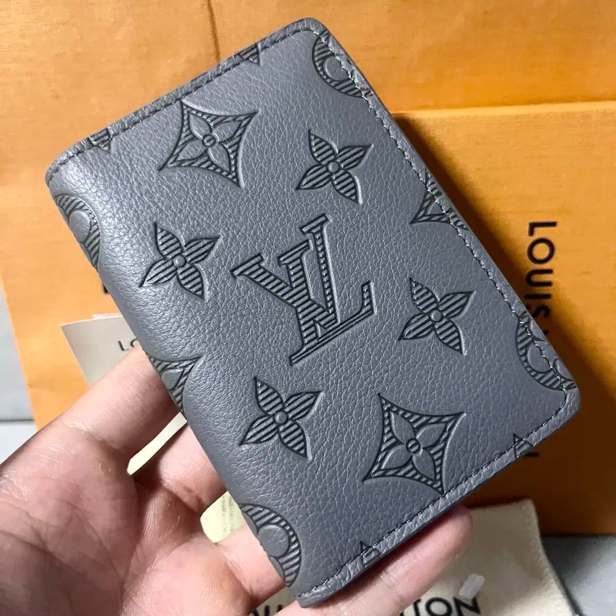 ほぼ新品 Louis Vuitton(ルイヴィトン) エクリプス カードウォレット  