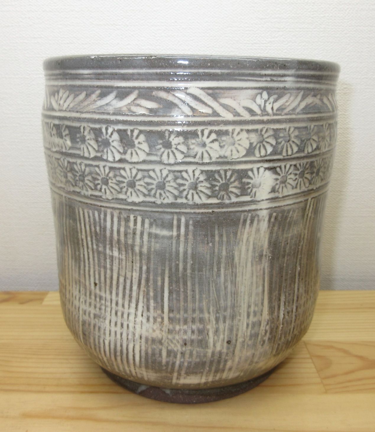 送料込【逢絢亭・新品】茶道具 茶碗 京焼 刷毛目 春野の図 中村与平 紙箱入り 逢絢亭・茶道具 茶碗 京焼 刷毛目 春野の図 中村与平 紙箱入り