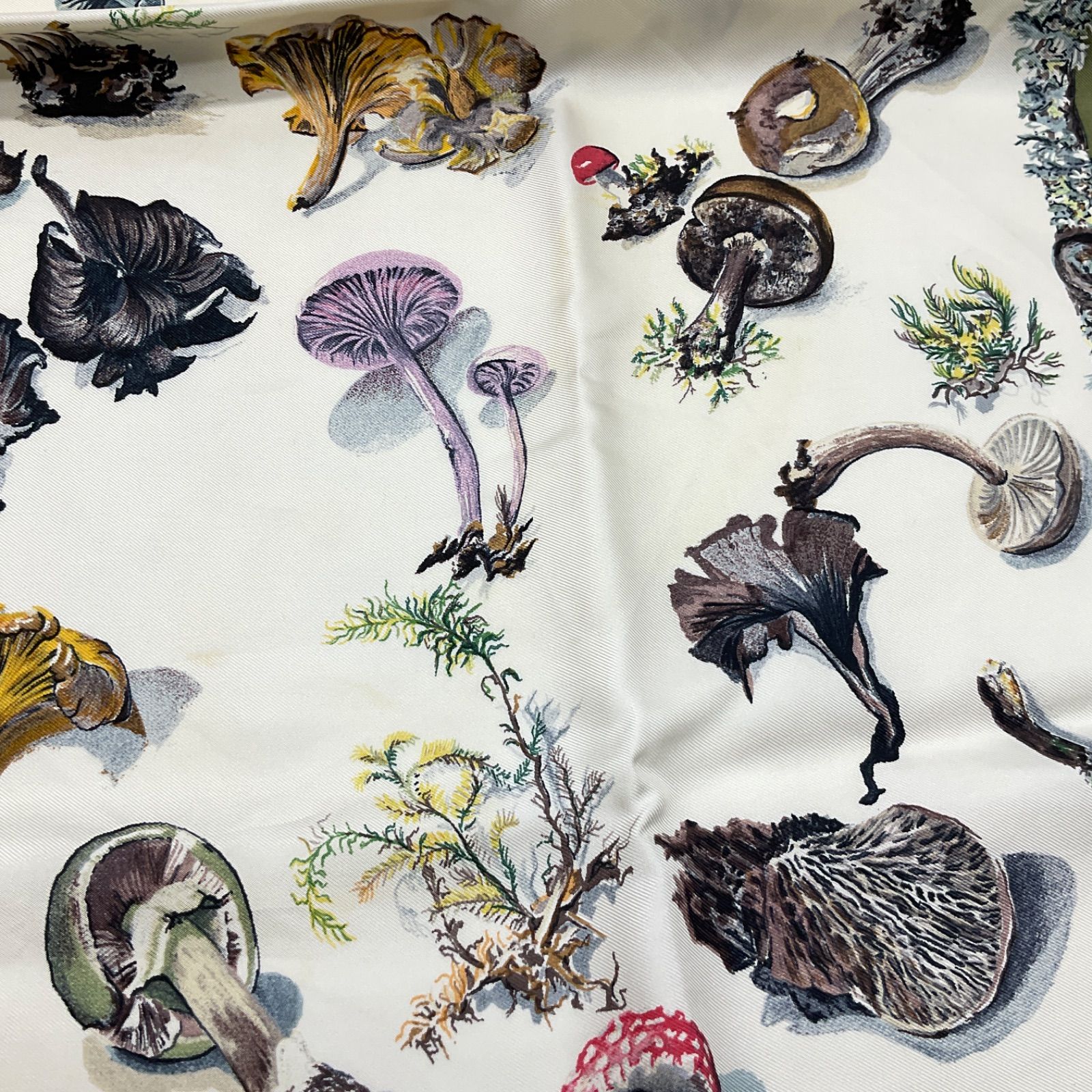 HERMES エルメス カレ90 スカーフ シャンピニオン きのこ グリーン系