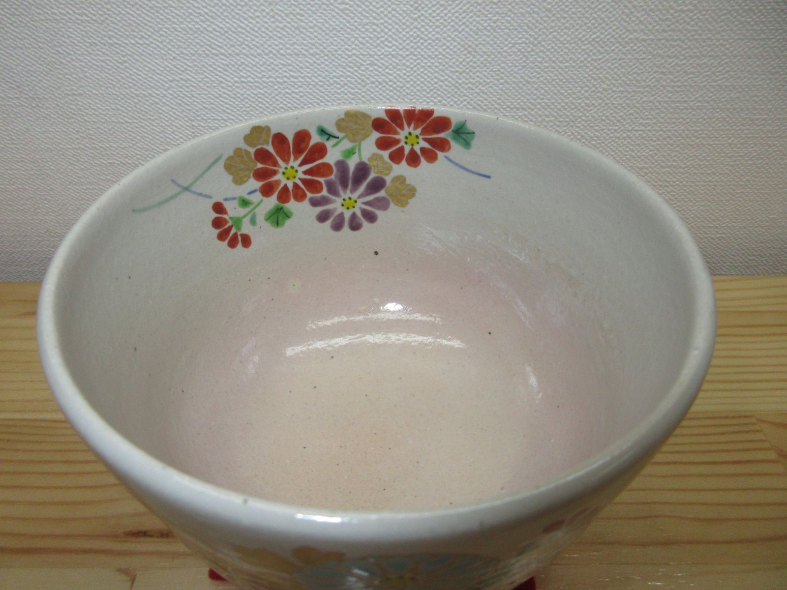 送料込【逢絢亭・新品】茶道具 茶碗 杣山焼 色絵 菊の図 杣山契月 共箱入り 逢絢亭・新品】茶道具 茶碗 杣山焼 色絵 菊の図 杣山契月 共