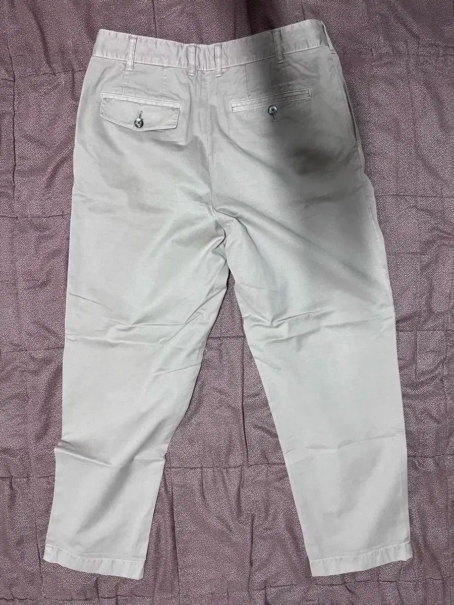 ライズ アンド ビロウズ チノパンツ