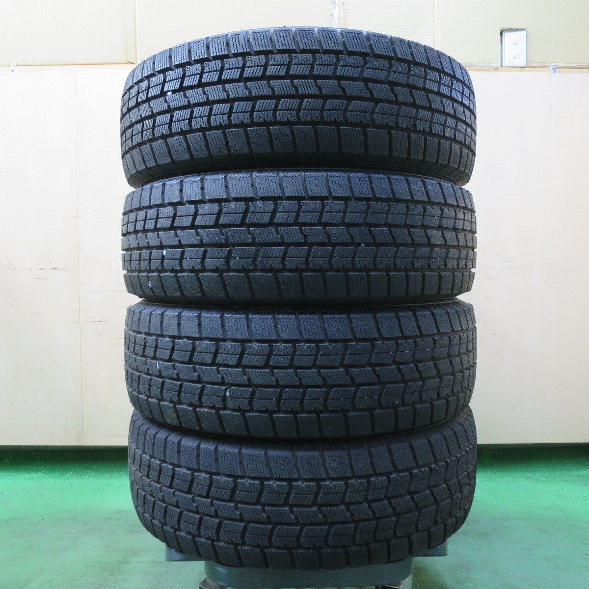 バリ溝！22年！ほぼ10分☆スタッドレス 205/65R16 グッドイヤー アイス