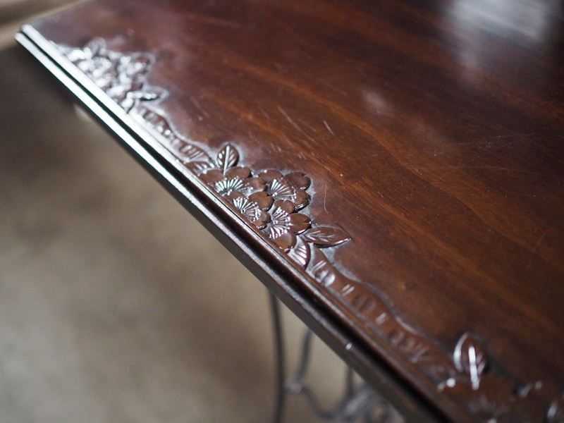 軽井沢彫り天板の鉄脚ミシンテーブル