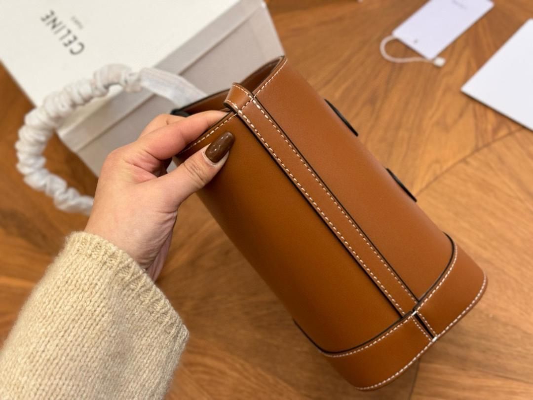 【CELINE直営】早い者勝セール!スモール キュイル バッグ タン セリーヌ スモール バケット キュイル トリオンフ ショルダー