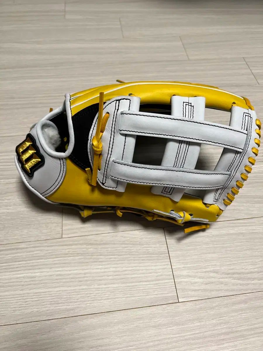 森本アドバイザー ソン チャンウィ選手 外野グローブ