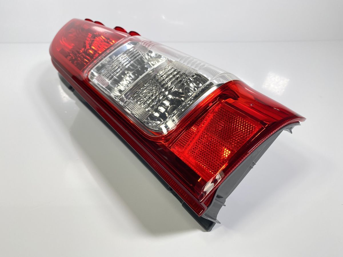 破損なし 低走行 200系 ハイエース 6型 5型 4型 GDH201V KDH201V TRH200V 後期 純正 右テールランプ 81551-26441 26-140 管理31744